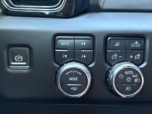 Used 2023 GMC Sierra 1500 AT4 w/ AT4 Preferred Package AWD/4WD image 3