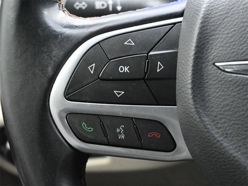 Used 2017 Chrysler Pacifica Touring-L image 5