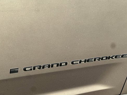 Used 2021 Jeep Grand Cherokee L Laredo image 32