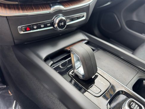 Certified 2022 Volvo XC60 B5 Momentum w/ Climate Package image 16