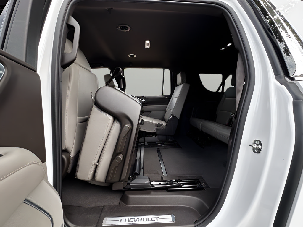 Used 2024 Chevrolet Suburban LT RWD image 19