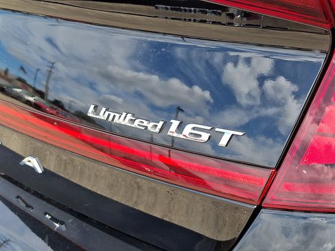 Used 2023 Hyundai Sonata Limited w/ Preferred Accessory Package FWD image 13