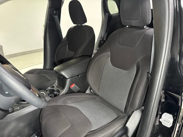Used 2019 Jeep Cherokee Latitude w/ Popular Appearance Group AWD/4WD image 12
