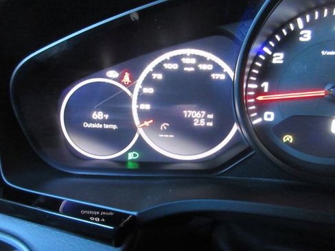 Used 2023 Porsche Cayenne image 4