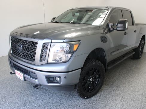 Used 2018 Nissan Titan SV w/ SV Convenience Package AWD/4WD image 2