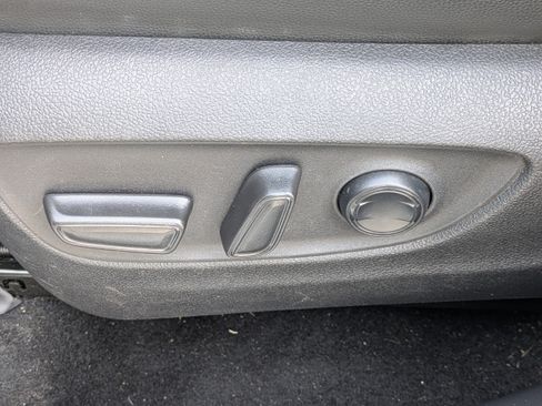 Used 2021 Toyota Highlander XLE FWD image 19