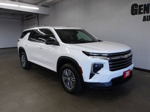 Used 2025 Chevrolet Traverse LT w/ Driver Confidence Package FWD image 4