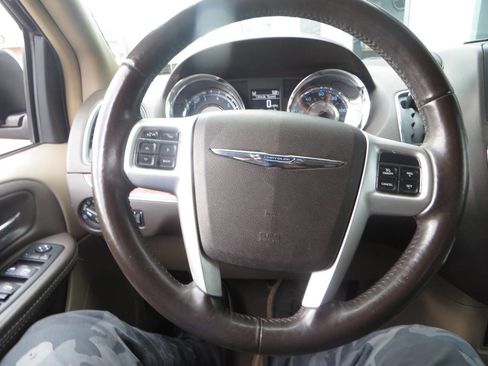 Used 2015 Chrysler Town & Country Touring w/ Driver Convenience Group image 49