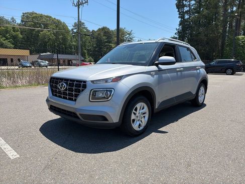 Used 2020 Hyundai Venue SEL FWD image 2