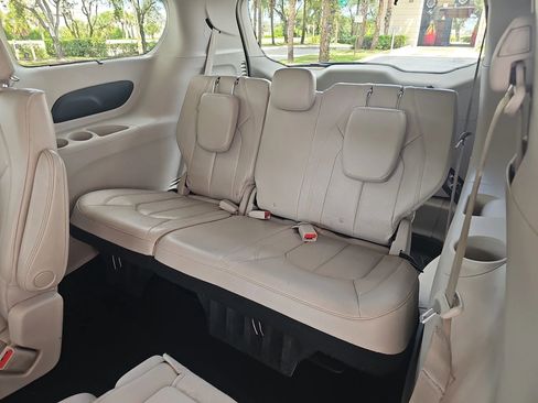 Used 2020 Chrysler Pacifica Touring-L w/ Advanced Safetytec Group image 34