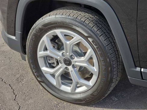 Certified 2025 Jeep Compass Latitude image 12