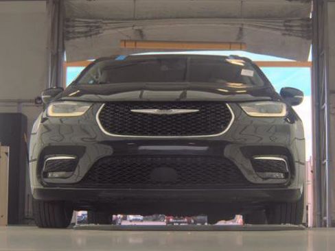 Used 2021 Chrysler Pacifica Touring-L FWD image 2