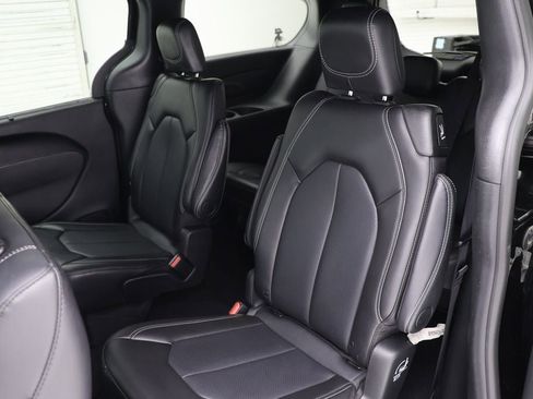 Used 2025 Chrysler Pacifica Select image 11