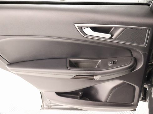 Used 2021 Ford Edge SE image 16