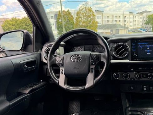 Used 2018 Toyota Tacoma TRD Sport AWD/4WD image 18
