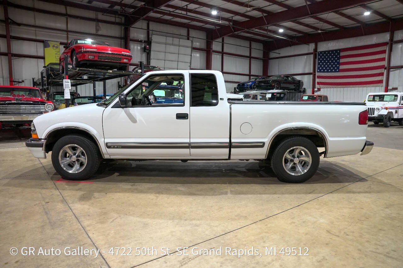 Used 2001 Chevrolet S10 Pickup LS w/ Preferred Equipment Group RWD image 4