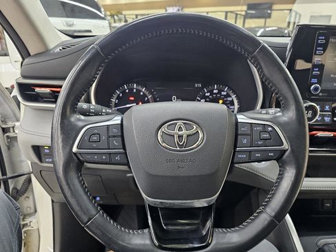 Used 2021 Toyota Highlander XLE FWD image 30