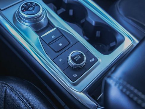 Used 2020 Ford Explorer XLT w/ Equipment Group 202A image 16