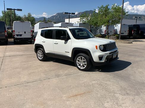 Used 2023 Jeep Renegade Latitude w/ Premium Group AWD/4WD image 7