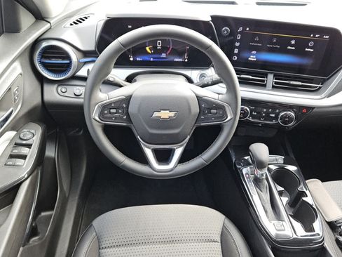 Used 2025 Chevrolet Trax LT w/ Driver Confidence Package FWD image 5