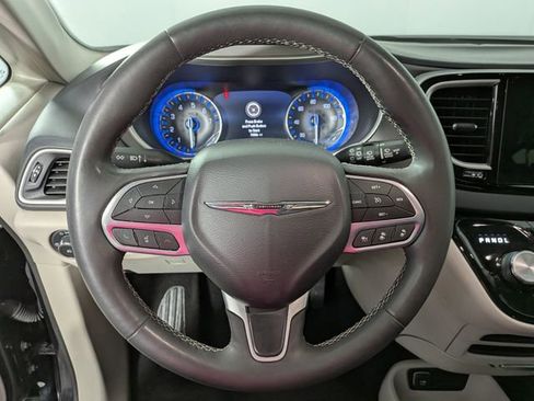 Used 2023 Chrysler Pacifica Touring-L FWD image 17