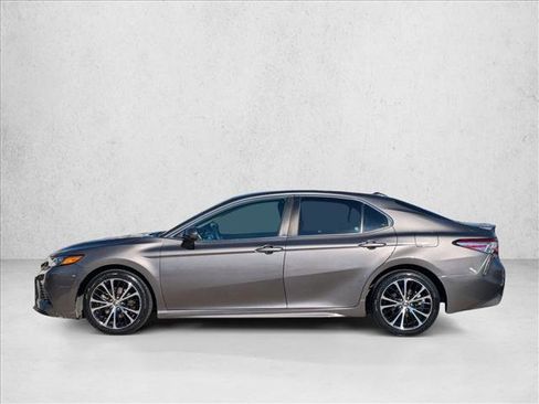 Used 2020 Toyota Camry SE w/ Carpet Mat Package image 9