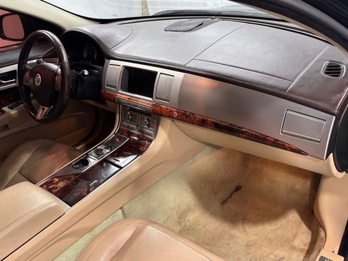 Used 2011 Jaguar XF image 17