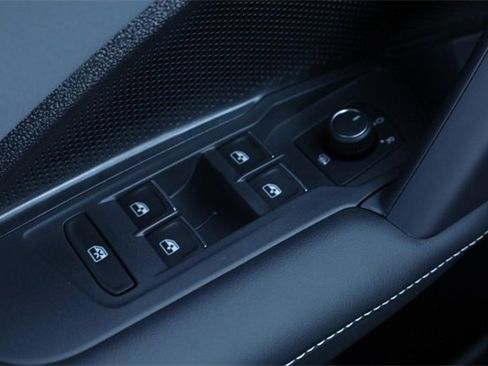 New 2025 Volkswagen Tiguan SE image 19