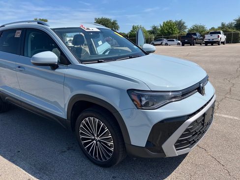 Used 2025 Volkswagen Taos SE FWD image 10
