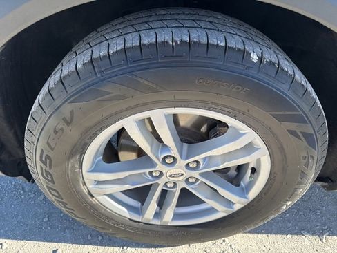 Used 2022 Ford Explorer XLT image 30