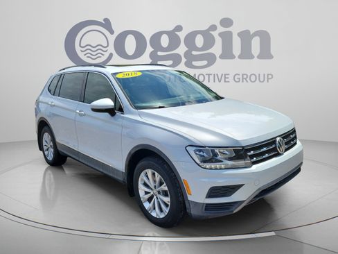 Used 2018 Volkswagen Tiguan SE w/ Panoramic Sunroof Package FWD image 4