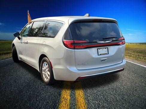 Used 2024 Chrysler Pacifica Touring-L FWD image 2