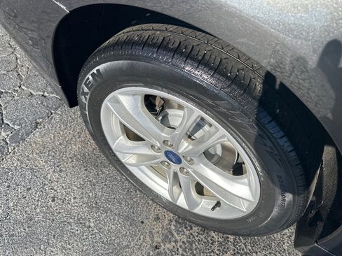 Used 2018 Ford Fusion SE w/ Fusion SE Technology Package FWD image 7