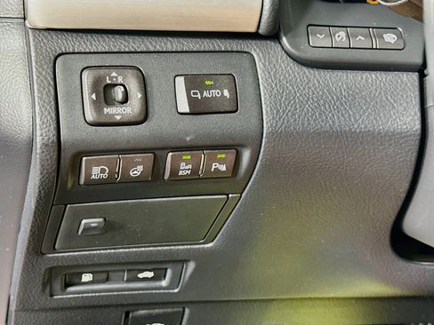 Used 2015 Lexus LS 460 w/ Comfort Package RWD image 17