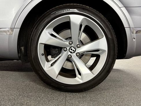 Used 2017 Bentley Bentayga AWD/4WD image 12