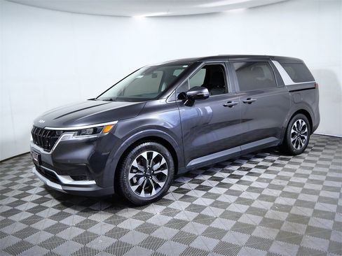 Used 2024 Kia Carnival EX image 5