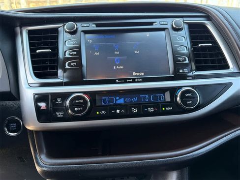 Used 2019 Toyota Highlander XLE w/ Carpet Mat Package (TMS) image 28