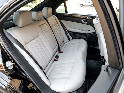 Used 2013 Mercedes-Benz E 550 4MATIC Sedan image 35