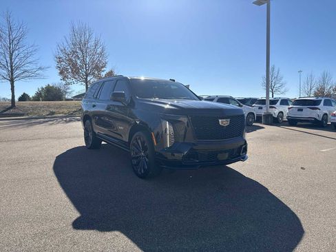 Used 2025 Cadillac Escalade V image 8