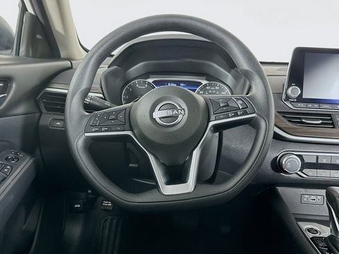 Used 2025 Nissan Altima 2.5 SV image 17