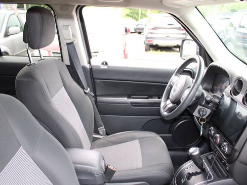 Used 2013 Jeep Patriot Latitude w/ Sun/Sound Group AWD/4WD image 11