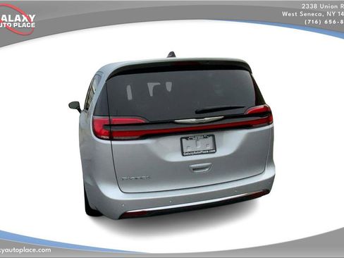 Used 2024 Chrysler Pacifica Touring-L FWD image 7