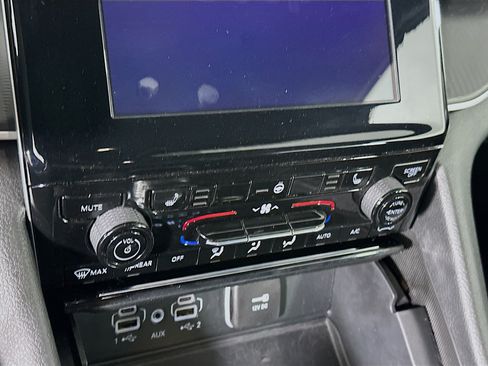 Used 2025 Jeep Grand Cherokee Altitude AWD/4WD image 22