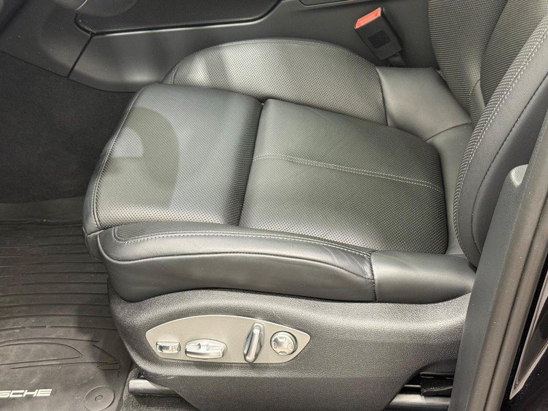 Used 2025 Porsche Macan AWD/4WD image 27