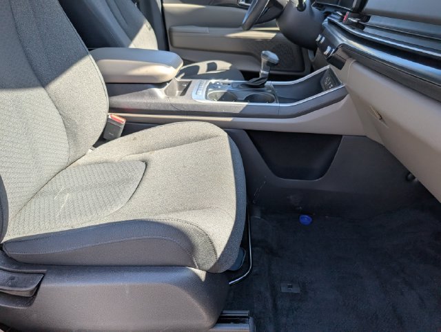 Used 2025 Kia Carnival LX FWD image 28