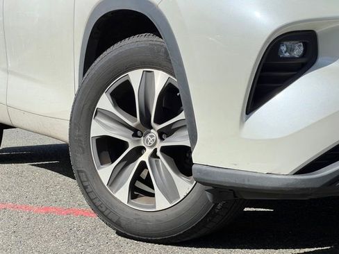 Used 2021 Toyota Highlander XLE image 2