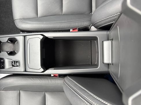 Used 2025 Volvo XC40 B5 Core image 26