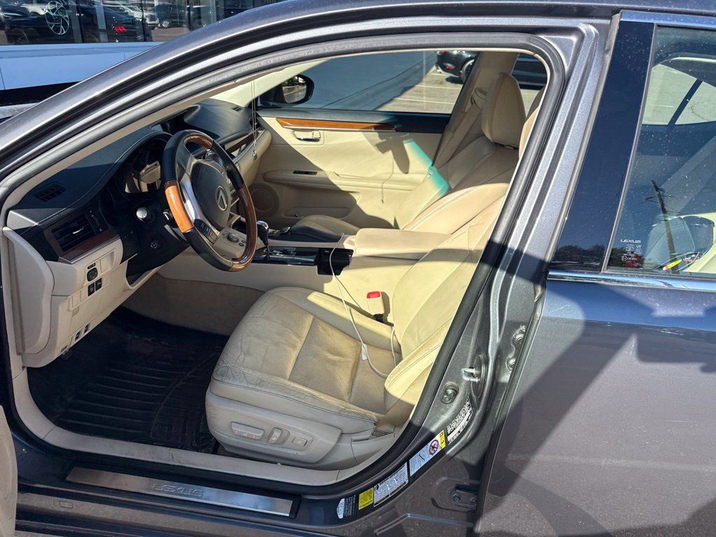 Used 2013 Lexus ES 300h w/ Luxury Pkg FWD image 6