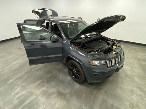 Used 2017 Jeep Grand Cherokee Altitude image 53