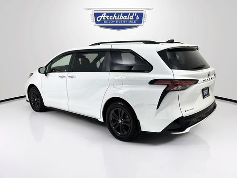 Used 2025 Toyota Sienna XSE AWD/4WD image 6